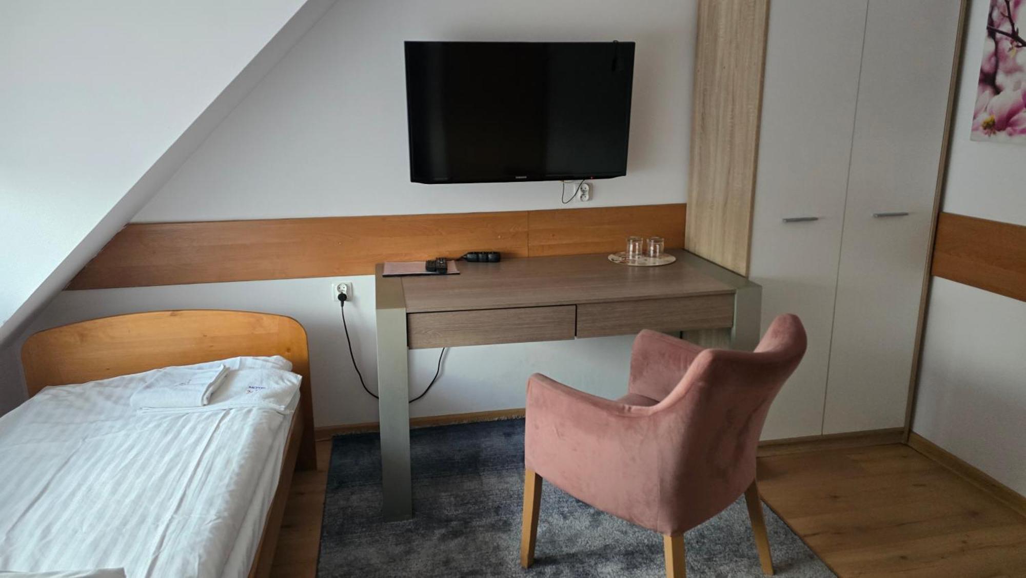 Motel Za Miedza Bralin Екстер'єр фото